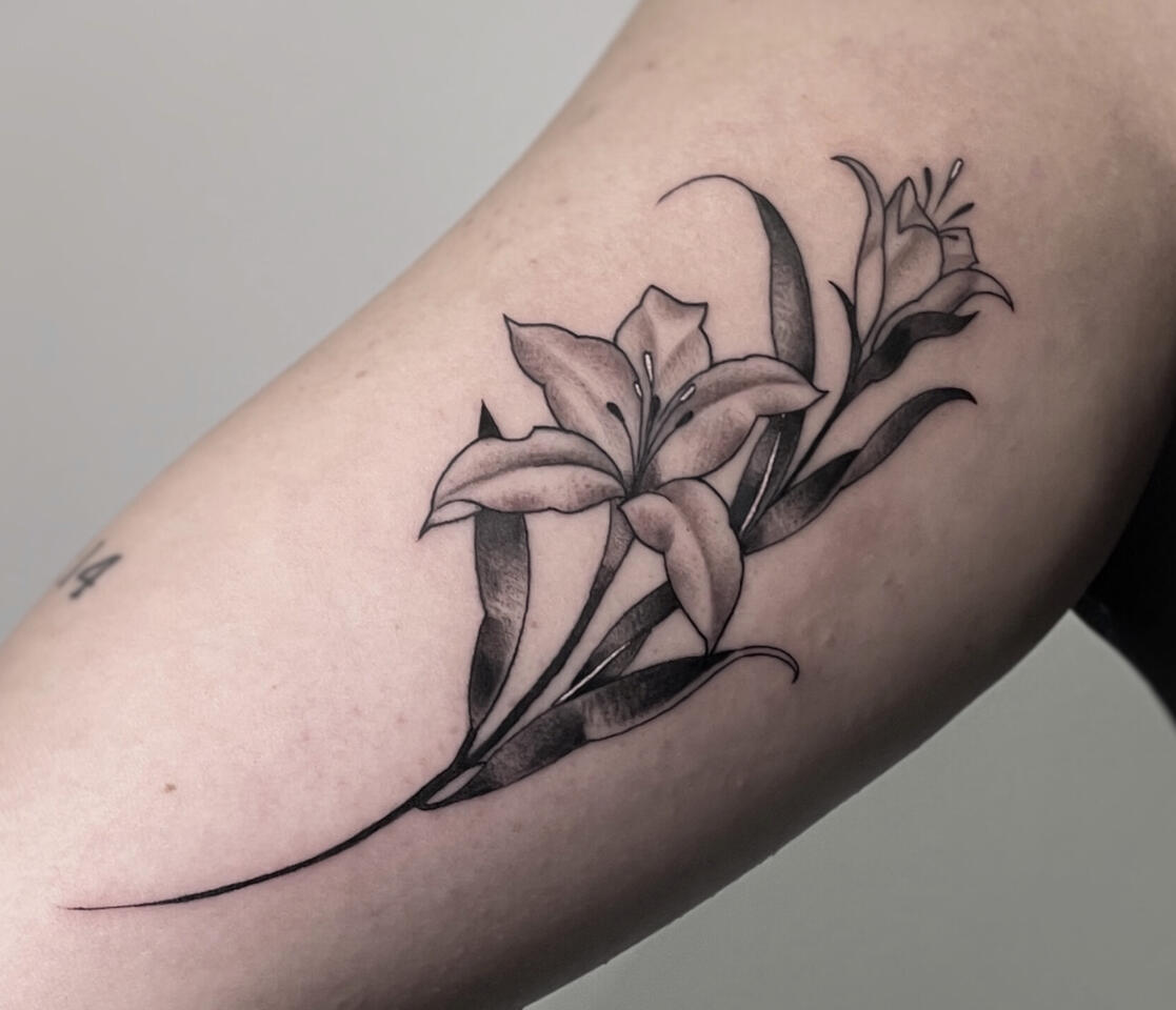 Tatuaje floral, lirios. Estilo realismo linea fina.
