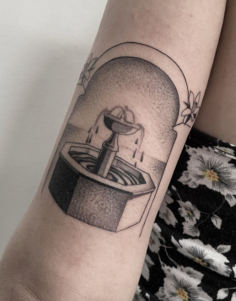 Tatuaje de fuente andaluza. Estilo realismo linea fina