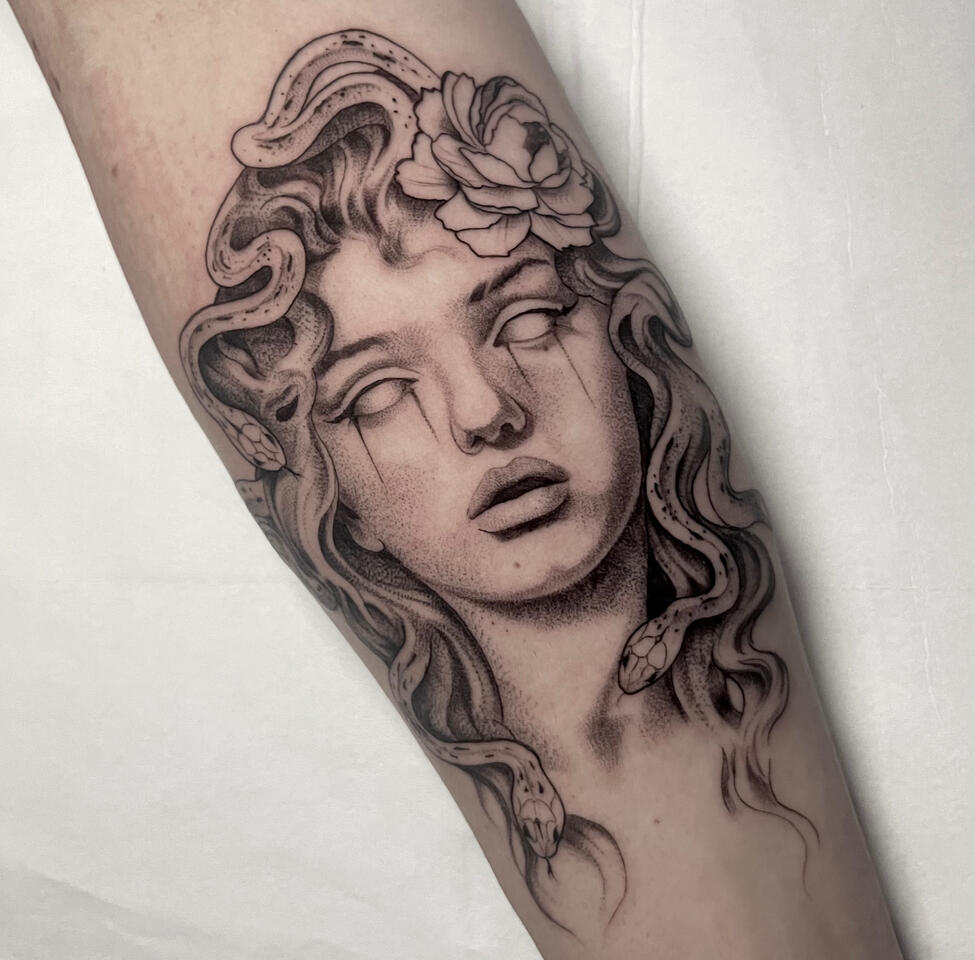 Tatuaje escultura medusa. Estilo realismo linea fina