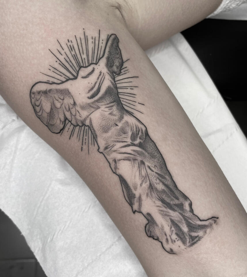 Tatuaje de Escultura Nike. Estilo realismo linea fina