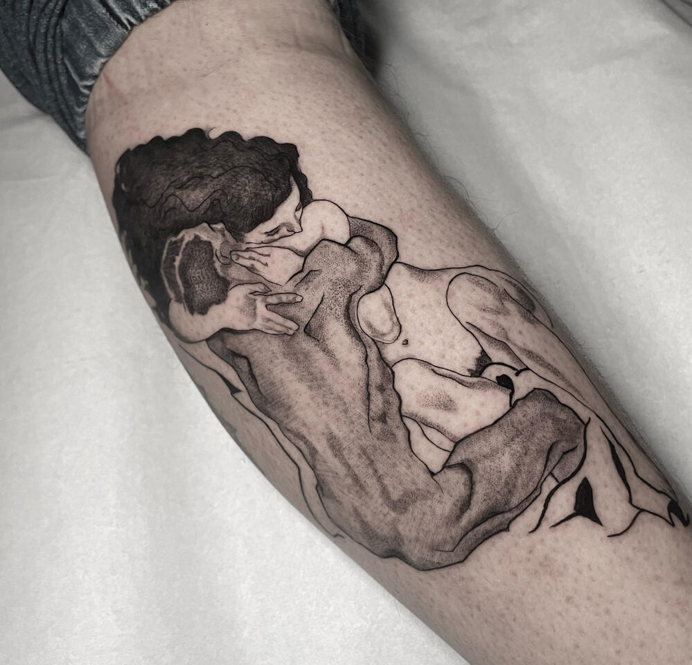 Tatuaje de la obra el abrazo, Schiele. Estilo realismo linea fina